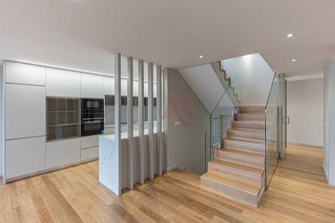 Moradia de Luxo T3+1 na Foz do Douro, a Dois Passos da Praia