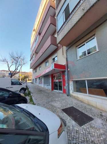 Espaço Comercial para arrendar com 240 m² na Cova da Piedade, Almada