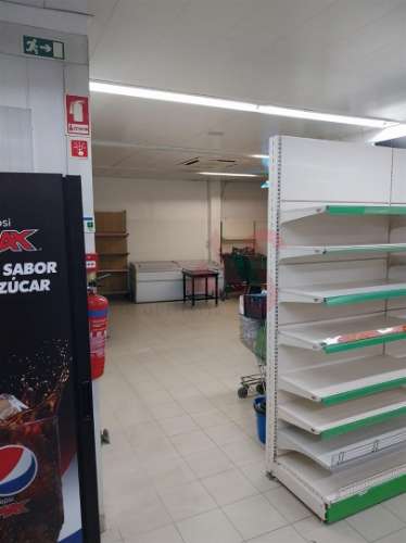 Espaço Comercial para arrendar com 240 m² na Cova da Piedade, Almada