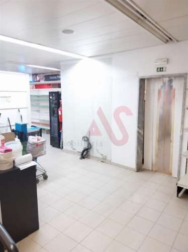 Espaço Comercial para arrendar com 240 m² na Cova da Piedade, Almada