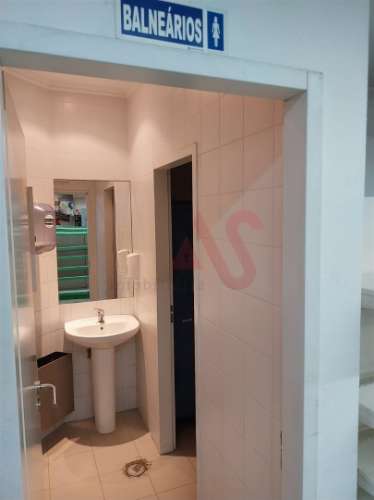 Espaço Comercial para arrendar com 240 m² na Cova da Piedade, Almada