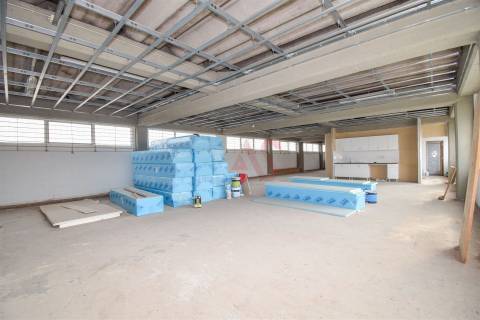 Armazém com 2.611,80 m² em Santa Iria de Azoia, Loures