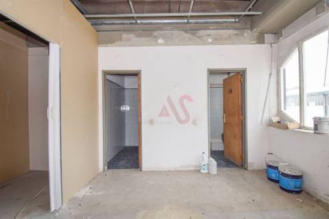 Armazém com 2.611,80 m² em Santa Iria de Azoia, Loures