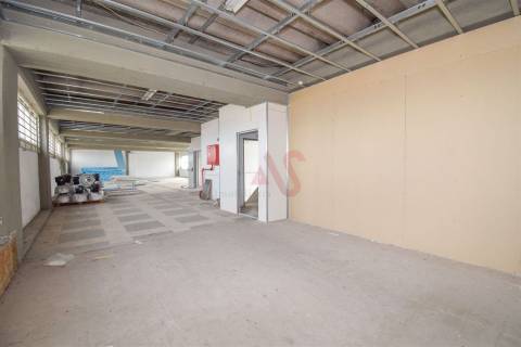 Armazém com 2.611,80 m² em Santa Iria de Azoia, Loures
