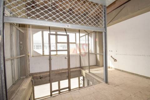 Armazém com 2.611,80 m² em Santa Iria de Azoia, Loures