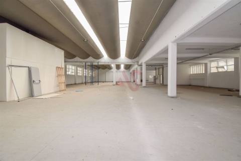 Armazém com 2.611,80 m² em Santa Iria de Azoia, Loures