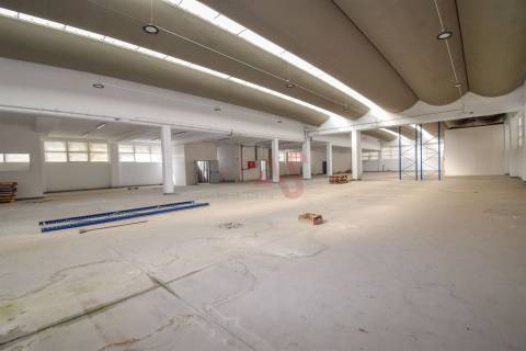 Armazém com 2.611,80 m² em Santa Iria de Azoia, Loures