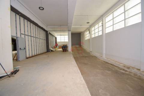 Armazém com 2.611,80 m² em Santa Iria de Azoia, Loures