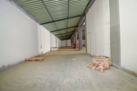 Armazém com 2.611,80 m² em Santa Iria de Azoia, Loures