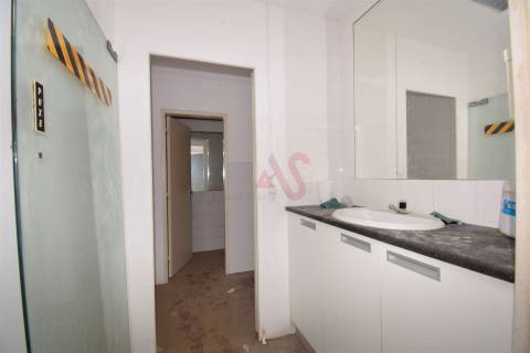 Armazém com 2.611,80 m² em Santa Iria de Azoia, Loures