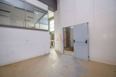 Armazém com 2.611,80 m² em Santa Iria de Azoia, Loures