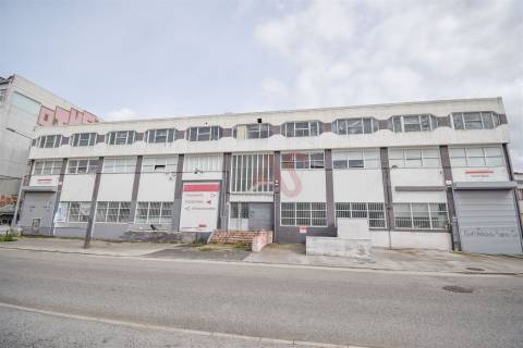 Armazém com 2.611,80 m² para arrendamento em Santa Iria de Azoia, Loures