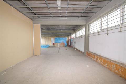 Armazém com 2.611,80 m² para arrendamento em Santa Iria de Azoia, Loures