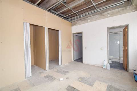 Armazém com 2.611,80 m² para arrendamento em Santa Iria de Azoia, Loures