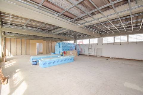 Armazém com 2.611,80 m² para arrendamento em Santa Iria de Azoia, Loures