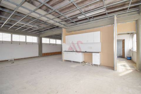 Armazém com 2.611,80 m² para arrendamento em Santa Iria de Azoia, Loures