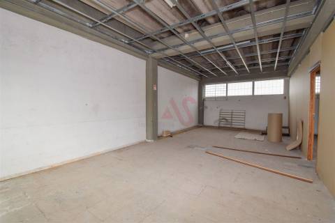 Armazém com 2.611,80 m² para arrendamento em Santa Iria de Azoia, Loures