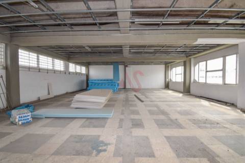 Armazém com 2.611,80 m² para arrendamento em Santa Iria de Azoia, Loures
