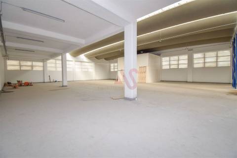 Armazém com 2.611,80 m² para arrendamento em Santa Iria de Azoia, Loures