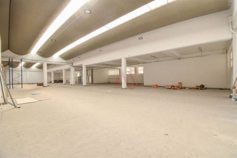 Armazém com 2.611,80 m² para arrendamento em Santa Iria de Azoia, Loures