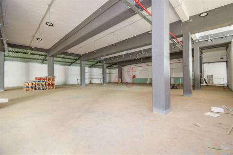 Armazém com 2.611,80 m² para arrendamento em Santa Iria de Azoia, Loures