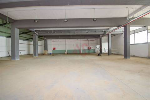 Armazém com 2.611,80 m² para arrendamento em Santa Iria de Azoia, Loures