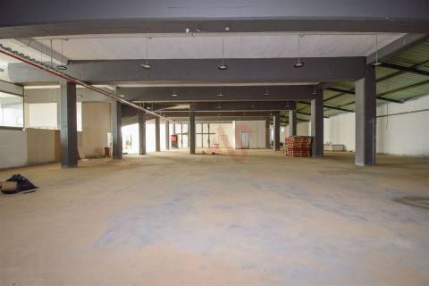 Armazém com 2.611,80 m² para arrendamento em Santa Iria de Azoia, Loures