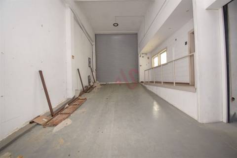 Armazém com 2.611,80 m² para arrendamento em Santa Iria de Azoia, Loures