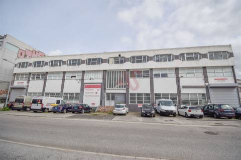 Armazém com 2.611,80 m² para arrendamento em Santa Iria de Azoia, Loures