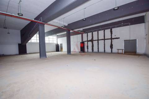 Armazém com 2.611,80 m² para arrendamento em Santa Iria de Azoia, Loures