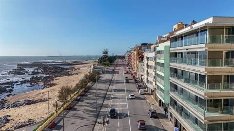 Apartamento T3 para arrendar na Foz do Douro, com vista magnífica sobre o rio e o mar
