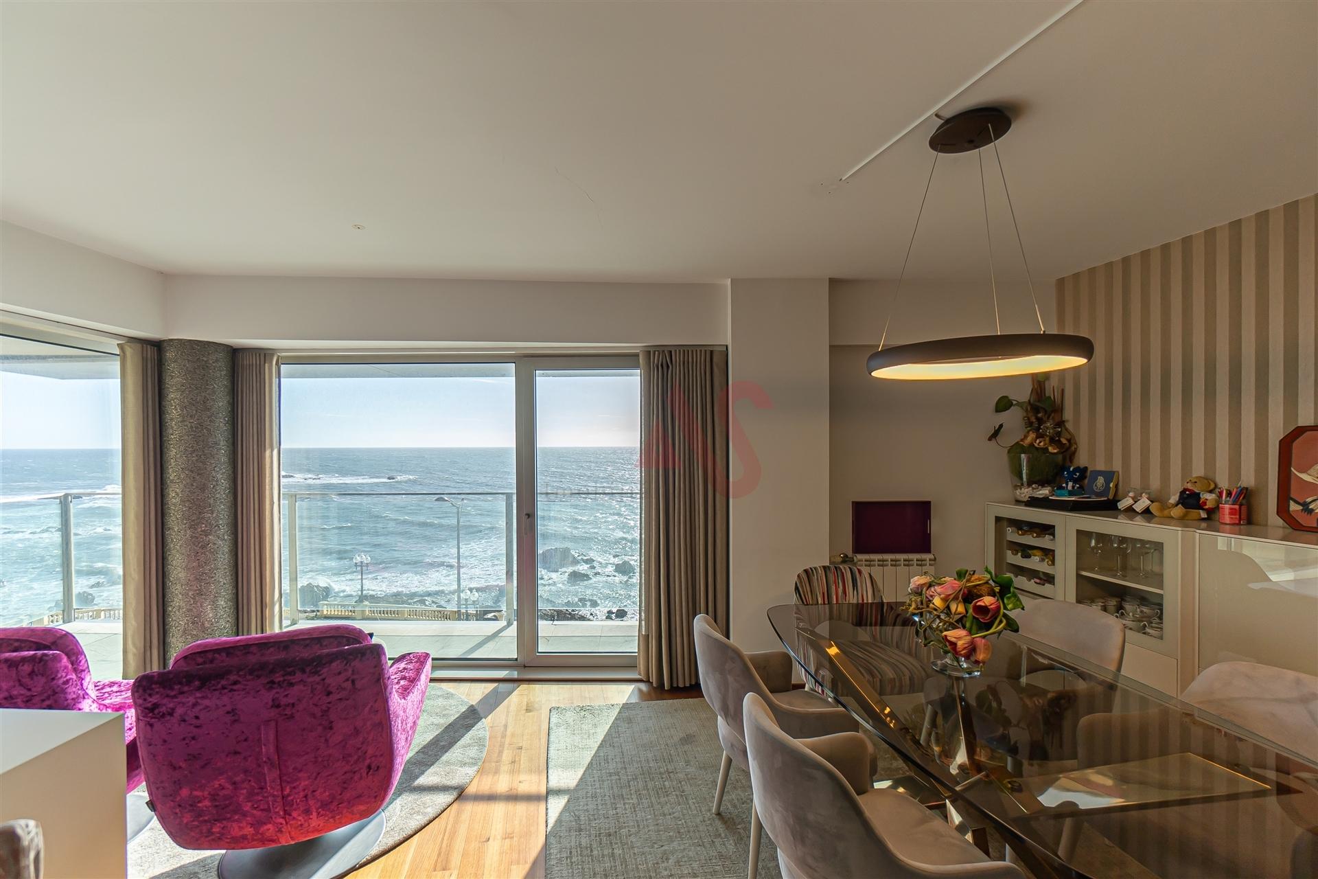 Apartamento T3 para arrendar na Foz do Douro, com vista magnífica sobre o rio e o mar