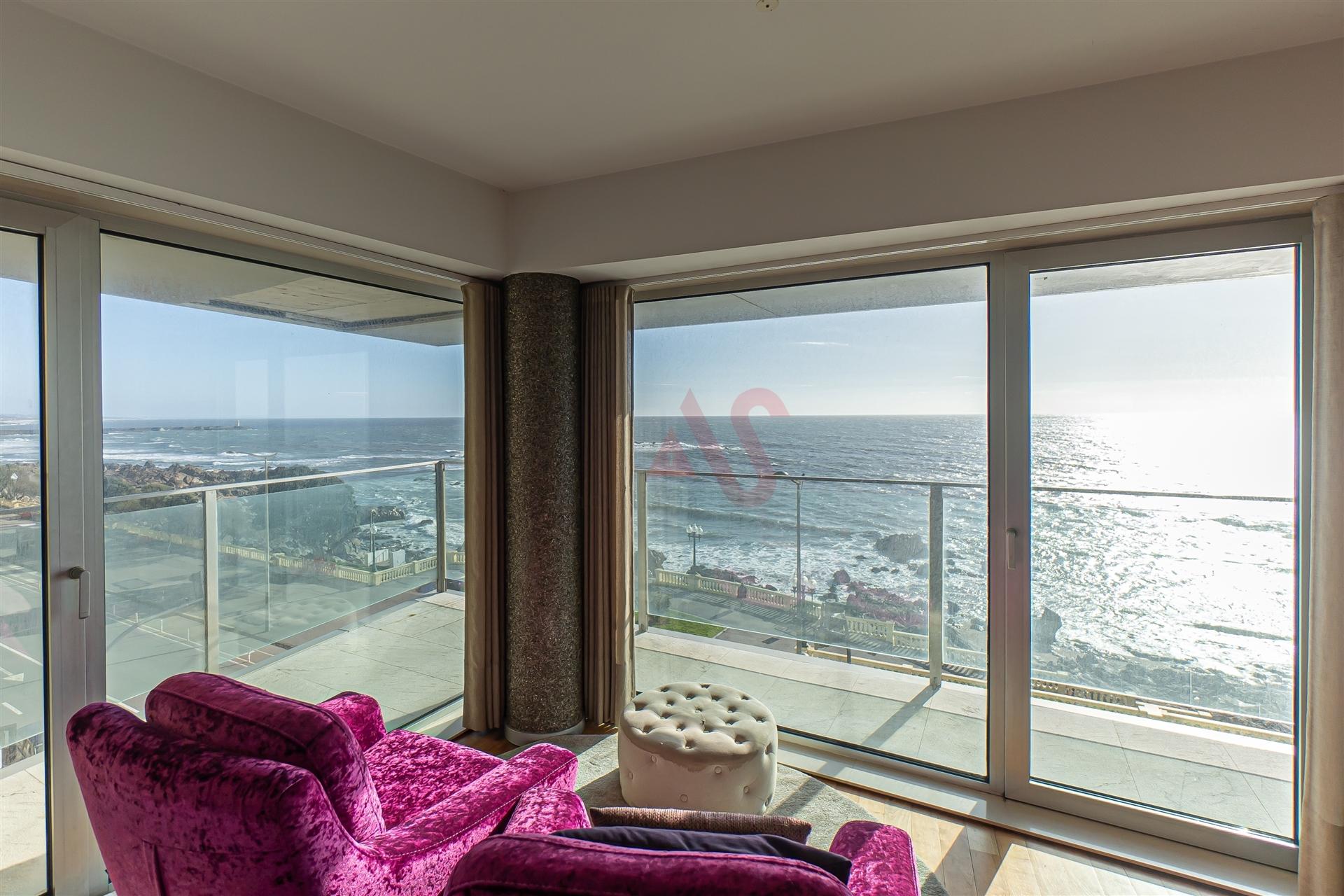 Apartamento T3 para arrendar na Foz do Douro, com vista magnífica sobre o rio e o mar