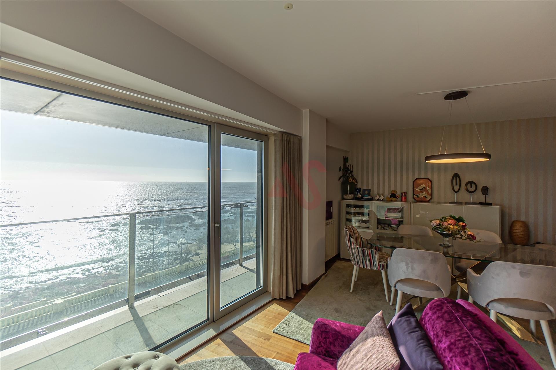 Apartamento T3 para arrendar na Foz do Douro, com vista magnífica sobre o rio e o mar