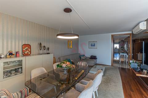 Apartamento T3 para arrendar na Foz do Douro, com vista magnífica sobre o rio e o mar