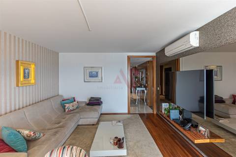 Apartamento T3 para arrendar na Foz do Douro, com vista magnífica sobre o rio e o mar
