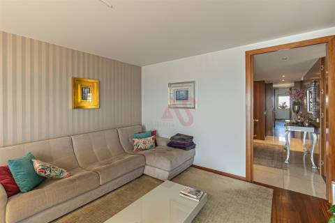 Apartamento T3 para arrendar na Foz do Douro, com vista magnífica sobre o rio e o mar