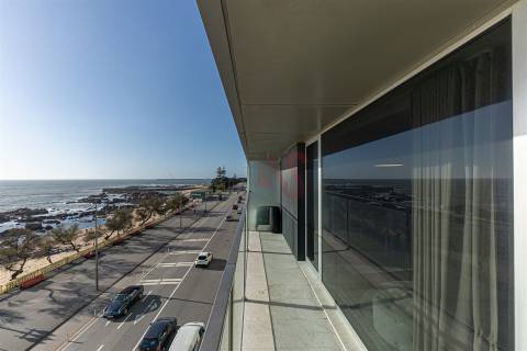 Apartamento T3 para arrendar na Foz do Douro, com vista magnífica sobre o rio e o mar