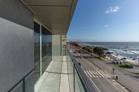 Apartamento T3 para arrendar na Foz do Douro, com vista magnífica sobre o rio e o mar