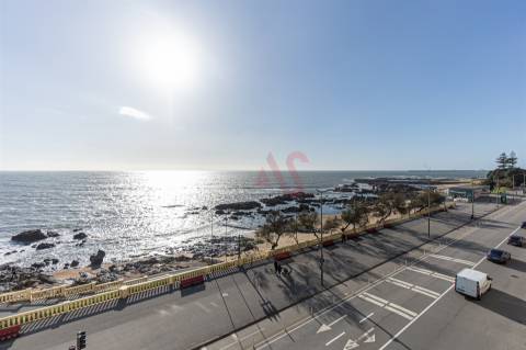 Apartamento T3 para arrendar na Foz do Douro, com vista magnífica sobre o rio e o mar