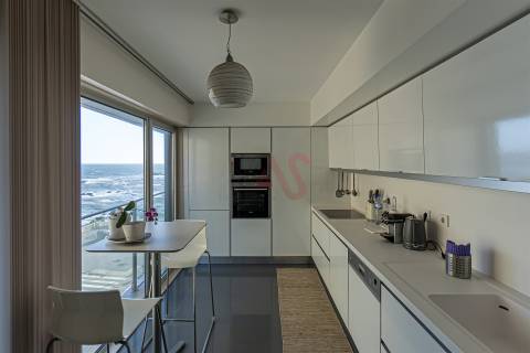 Apartamento T3 para arrendar na Foz do Douro, com vista magnífica sobre o rio e o mar