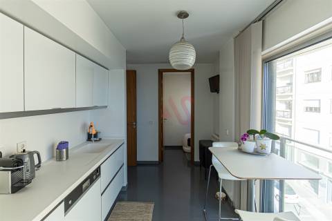 Apartamento T3 para arrendar na Foz do Douro, com vista magnífica sobre o rio e o mar