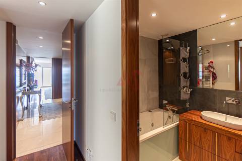 Apartamento T3 para arrendar na Foz do Douro, com vista magnífica sobre o rio e o mar