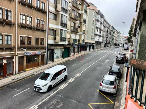 Apartamento T2+1 com Terraço em Santo Ildefonso, Porto