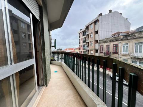 Apartamento T2+1 com Terraço em Santo Ildefonso, Porto