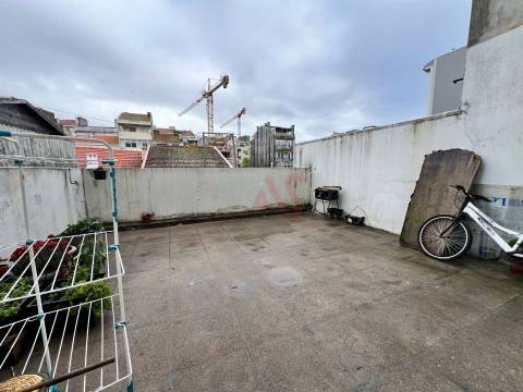 Apartamento T2+1 com Terraço em Santo Ildefonso, Porto