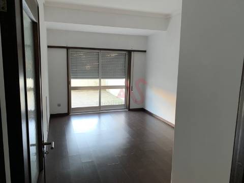 Apartamento T2+1 com Terraço em Santo Ildefonso, Porto