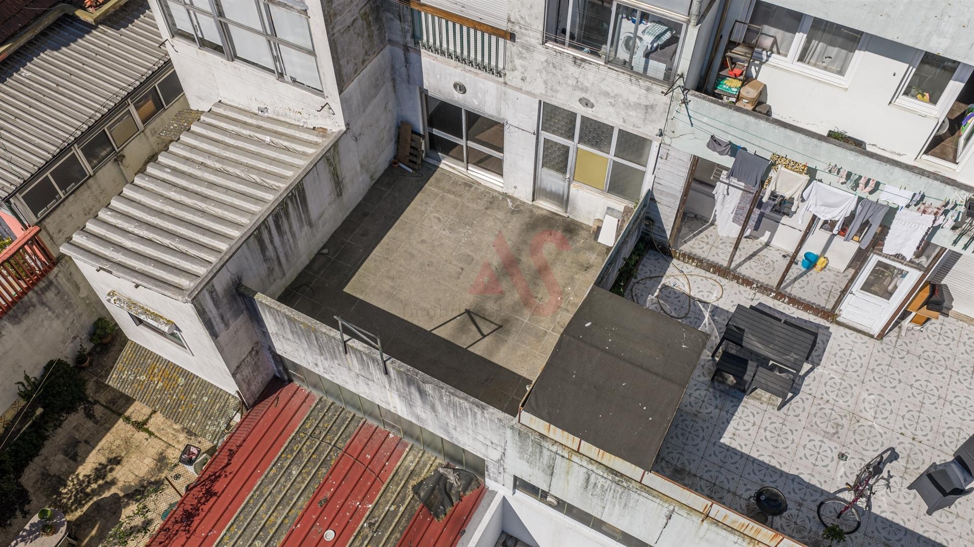 Apartamento T2+1 com Terraço de 30 m2 em Santo Ildefonso, Porto
