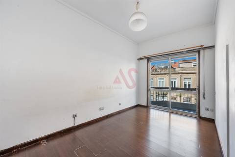 Apartamento T2+1 com Terraço de 30 m2 em Santo Ildefonso, Porto