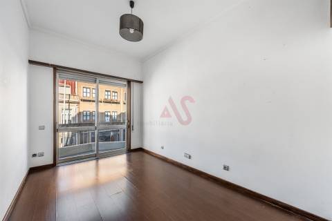 Apartamento T2+1 com Terraço de 30 m2 em Santo Ildefonso, Porto